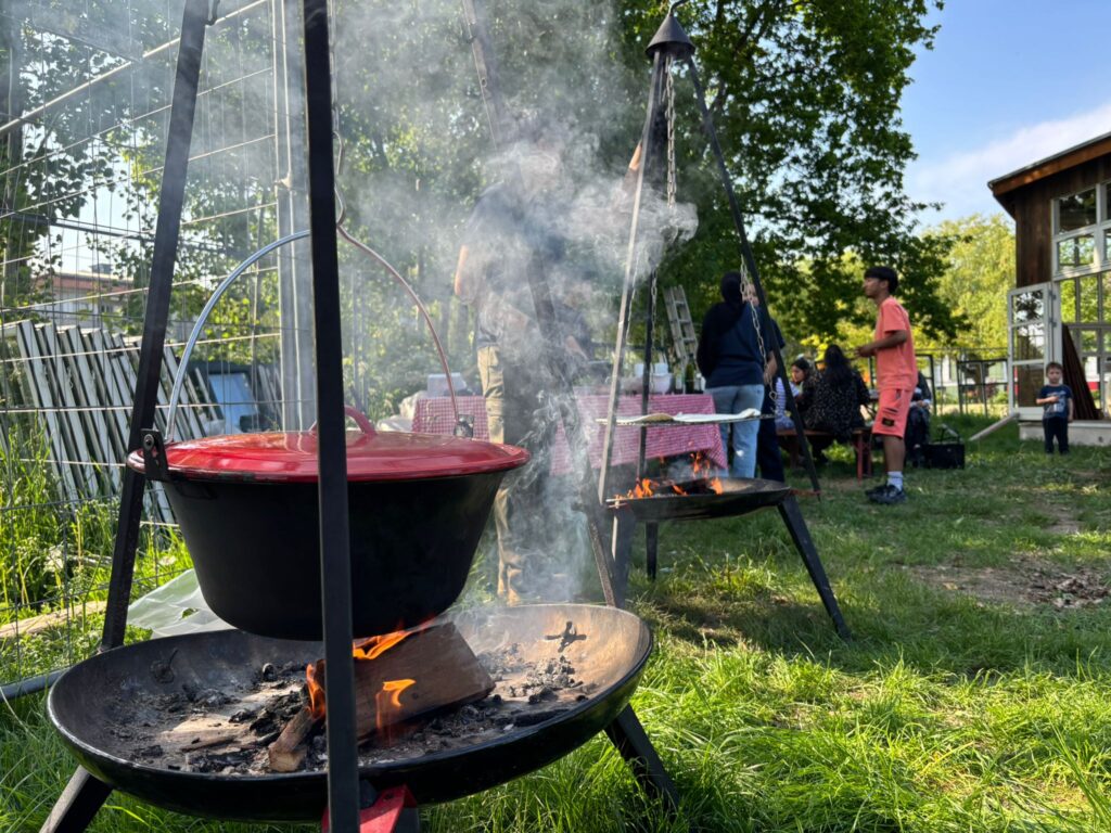 Dagen bød på fællesskab, praktiske opgaver og hyggelige stunder, hvor deltagerne sammen lavede bålmad og nød tiden omkring bålet.